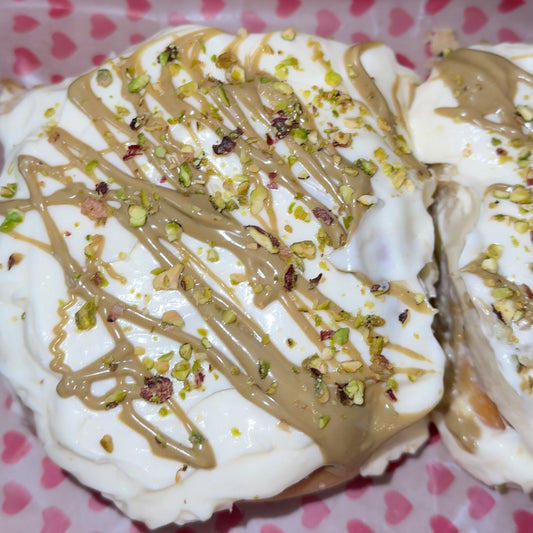 Pistache cinnamon roll